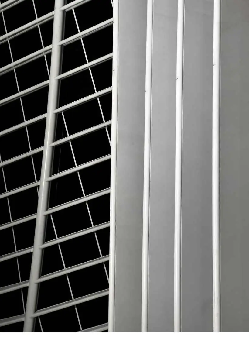 Façade, lignes blanches sur noir